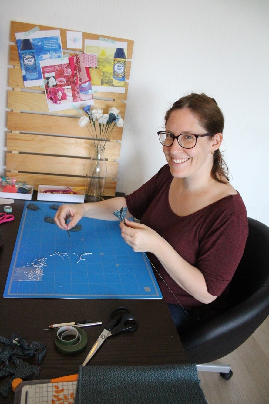 Magali Filippone en train de créer un bouquet de fleurs en tissu Parfumé aux Perles de Parfum de Cajoline®