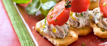 Tartine de TUC® Break, fromage aux herbes et tomates cerise
