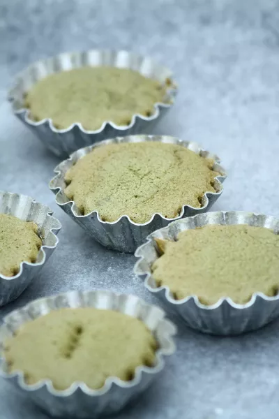 Cake émeraude au thé vert matcha et aux framboises