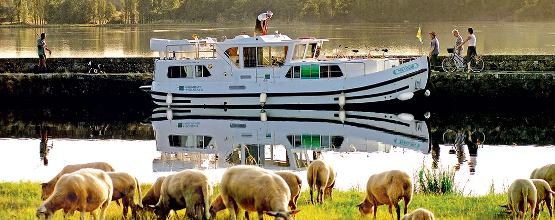 Une pénichette sur le canal de Nantes à Brest.