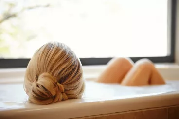 Une femme prend son bain. 