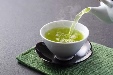 Les 4 bonnes raisons de boire du thé vert Une tasse de thé vert