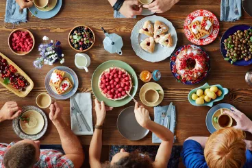 Une famille partage un goûter gourmand.