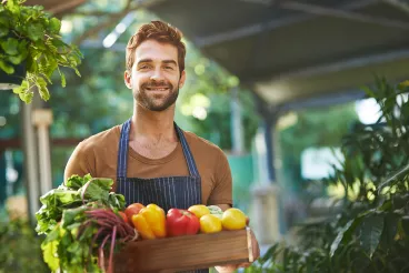 Homme avec un panier de légumes