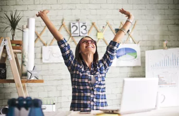 Une femme au bureau