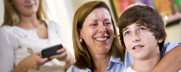 Une mère avec son fils adolescent.
