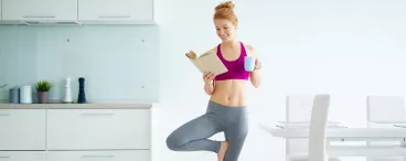 Une femme s'est levée tôt le matin pour lire, faire du sport, et profiter de moments rien qu'à elle.