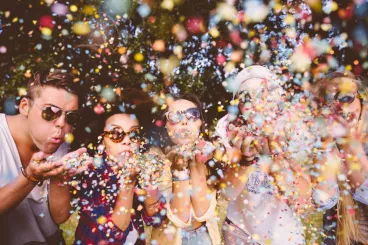 Un groupe d’amis lancent des confettis
