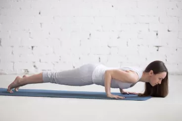 Méthode Pilates : conseils en pratique ! Une femme en position de gainage