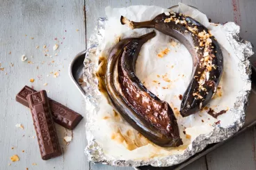 Des bananes en papillotes disposées sur une table