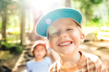 Activités en plein air pour petits et grands enfants Un enfant profite d’une journée au grand air