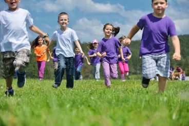 Un groupe d’enfant dans un champ