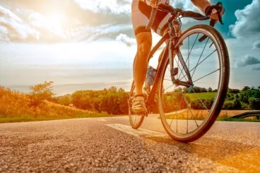 Un cycliste sur une route de France