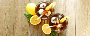 Cet été, plongez dans le thé glacé ! Deux verres de thé glacé disposés sur une table
