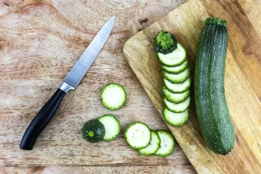 Le panier du mois d’Annelyse : la courgette Des courgettes sur une planche à découper