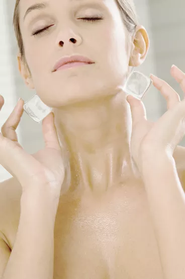 femme qui se fait un soin beauté avec des galçons