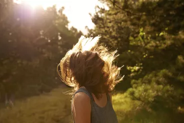 Cheveux au top : l’essentiel est dans le naturel ! Comment prendre soin de ses cheveux naturellement