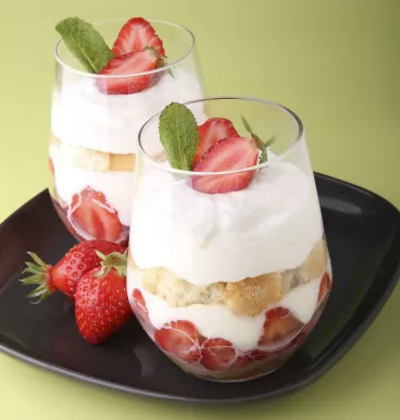 Tiramisu aux fraises et aux biscuits secs
