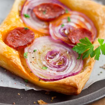Tarte fine aux oignons et chorizo
