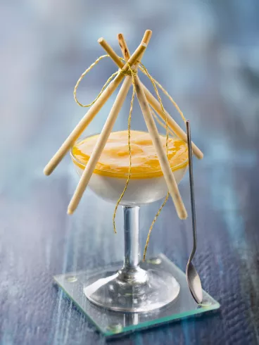 Coupe de mousse d'ananas, coco et Mikado® Chocolat Blanc