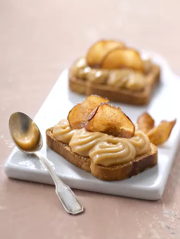 Tartine au caramel beurre salé et chips de pomme avec Heudebert®