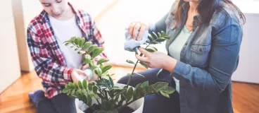 Le bonheur à la maison Une mère et son fils entretiennent une plante.