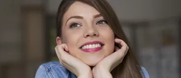 Retrouvez le sourire ! Une femme avec un joli sourire.