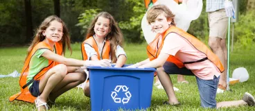 Déchets : et si on faisait (bien) le tri ? Une famille en plein recyclage.