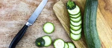 Le panier du mois d’Annelyse : la courgette Des courgettes sur une planche à découper