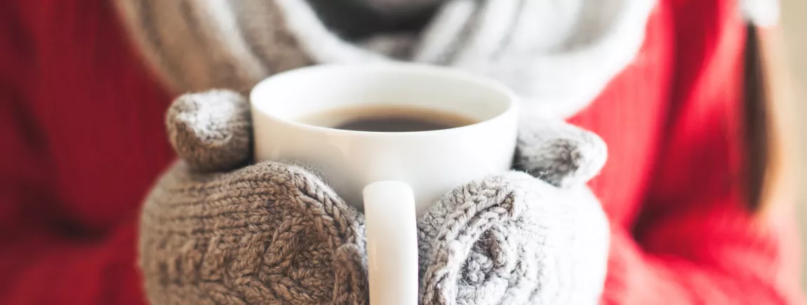Quel café est fait pour vous ? Trois femmes partagent un moment de détente en buvant un café.