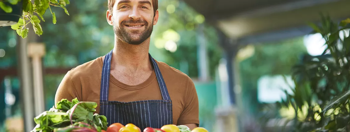 Les astuces pour manger 5 fruits et légumes au quotidien Homme avec un panier de légumes