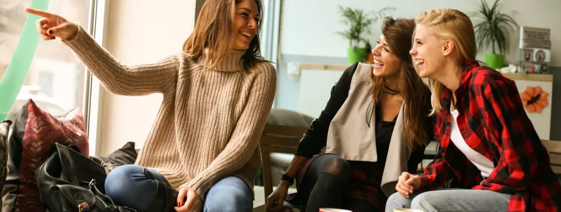 24h dans la vie d’une femme ! Un groupe de femmes partage un moment entre amis autour d’un café.