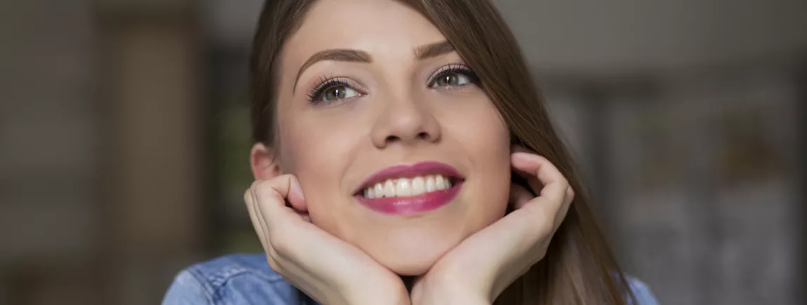 Une femme avec un joli sourire. 