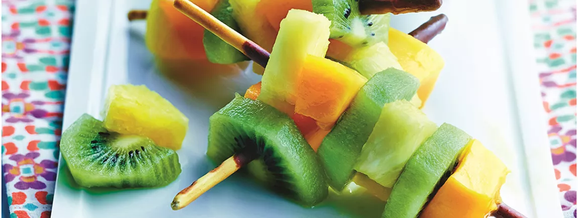 Fruits en brochette pour fondue de chocolat avec Mikado ® Daim ® Brochettes aux fruits et fondue de chocolat avec Mikado® Daim