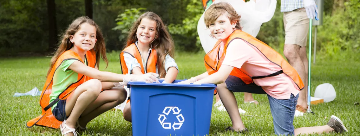 Déchets : et si on faisait (bien) le tri ? Une famille en plein recyclage.