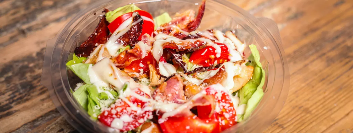 Poulet mariné aux épices, blé à la pomme et aux tomates cerise Poulet mariné aux épices, blé à la pomme et aux tomates cerise