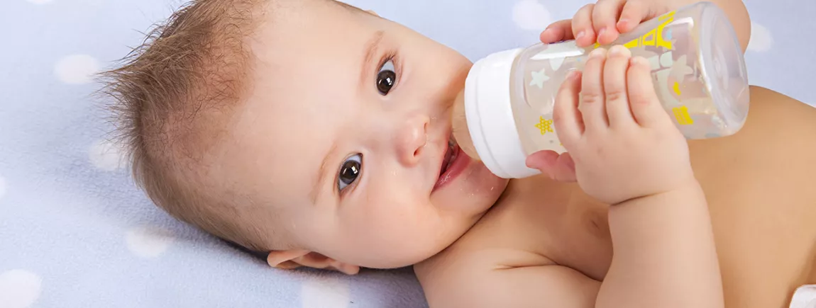 Un biberon bien nettoyé ! bébé en pleine santé