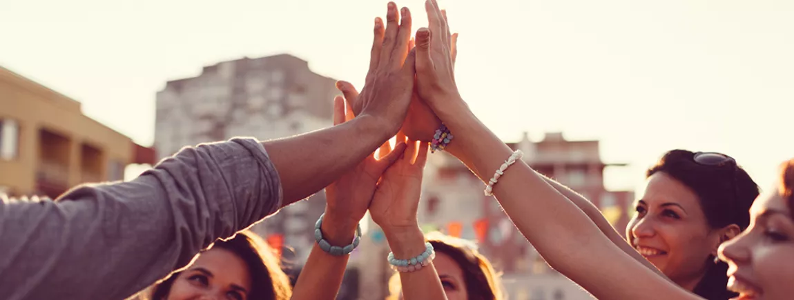 Tous en mode « co » ! Un groupe de jeunes gens échangent un signe d’amitié.