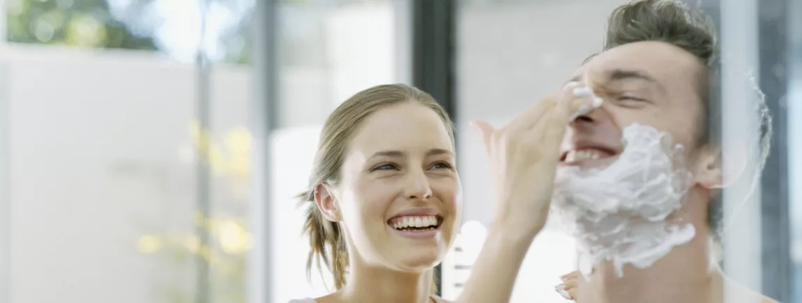 Ce qui est à lui est à moi ! Un couple se taquine le matin face au miroir de la salle de bain.