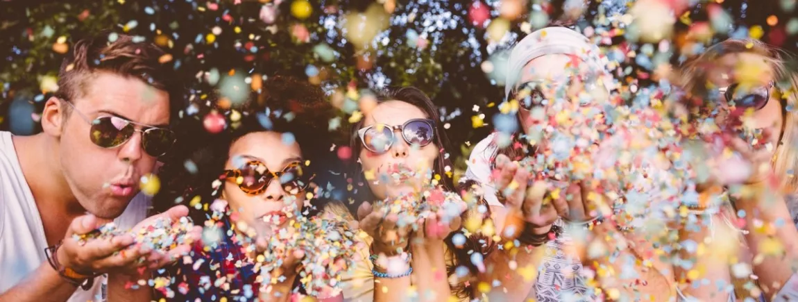 Les 10 rendez-vous à ne pas rater jusqu'à l'été Un groupe d’amis lancent des confettis