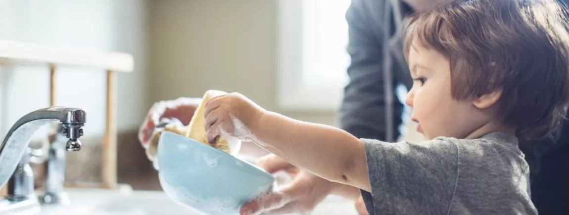 Ménage : on s’y met en famille ! Une mère et son fils font la vaisselle