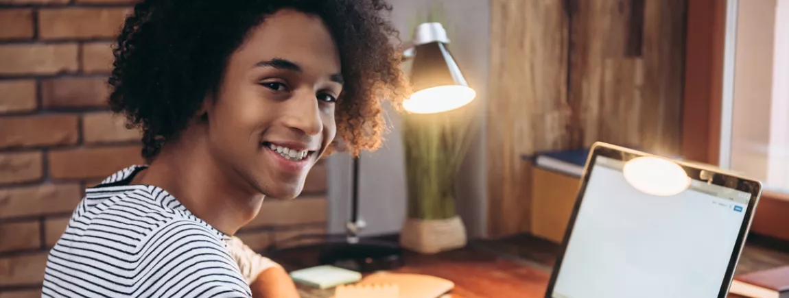 Allier révisions et jeux vidéo, c’est possible avec Mon PASTA Pot® de Knorr® ! Un ado révise dans sa chambre