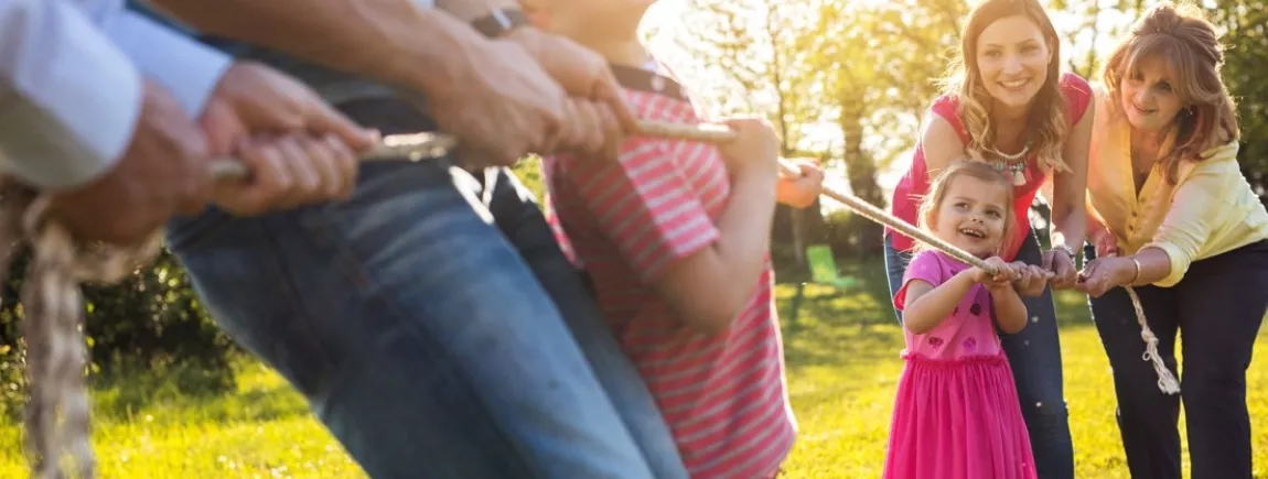 Olympiades en famille, à vos marques, prêts, riez ! Une famille dispute l’épreuve du tir à la corde