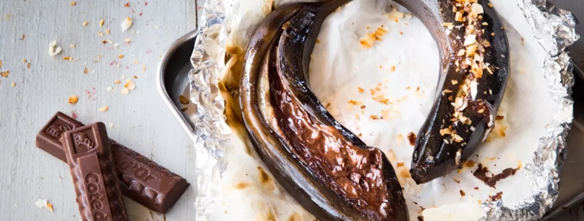 Papillotes banane-choco-coco au barbecue avec Côte d’Or® Des bananes en papillotes disposées sur une table