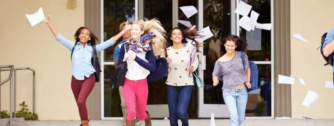 Vive la fin de l'année scolaire Un groupe de collégiens à la fin de l’année scolaire