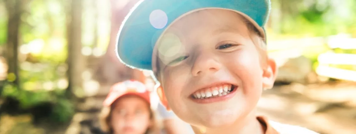 Activités en plein air pour petits et grands enfants Un enfant profite d’une journée au grand air