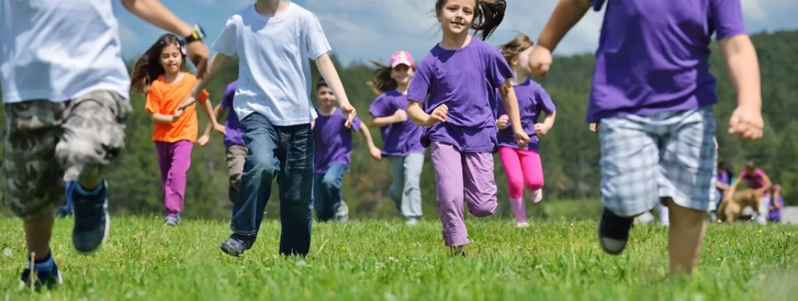 Les 10 animations au top pour une kermesse réussie Un groupe d’enfant dans un champ