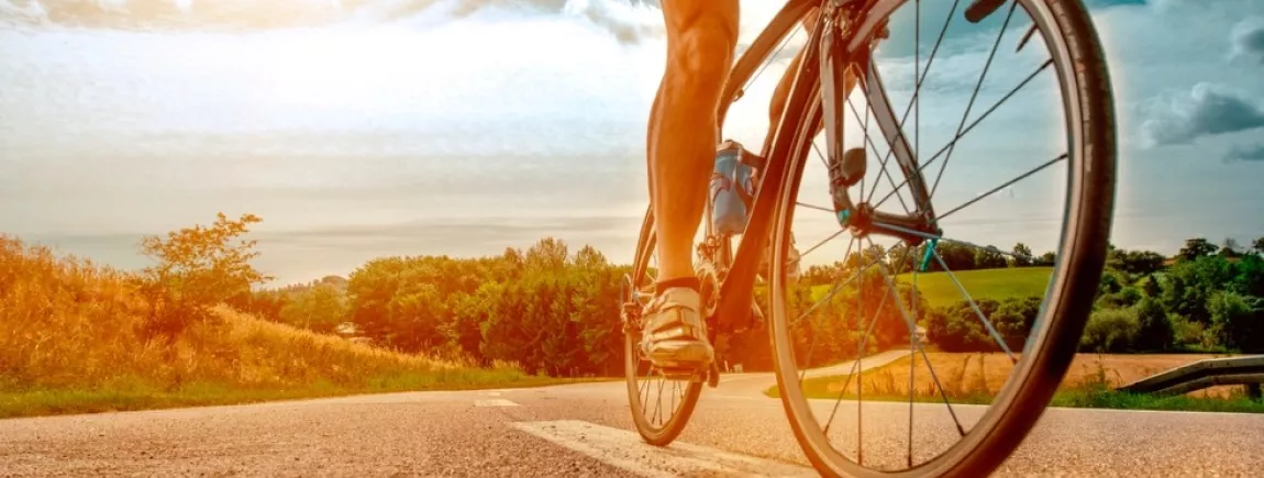 Un cycliste sur une route de France