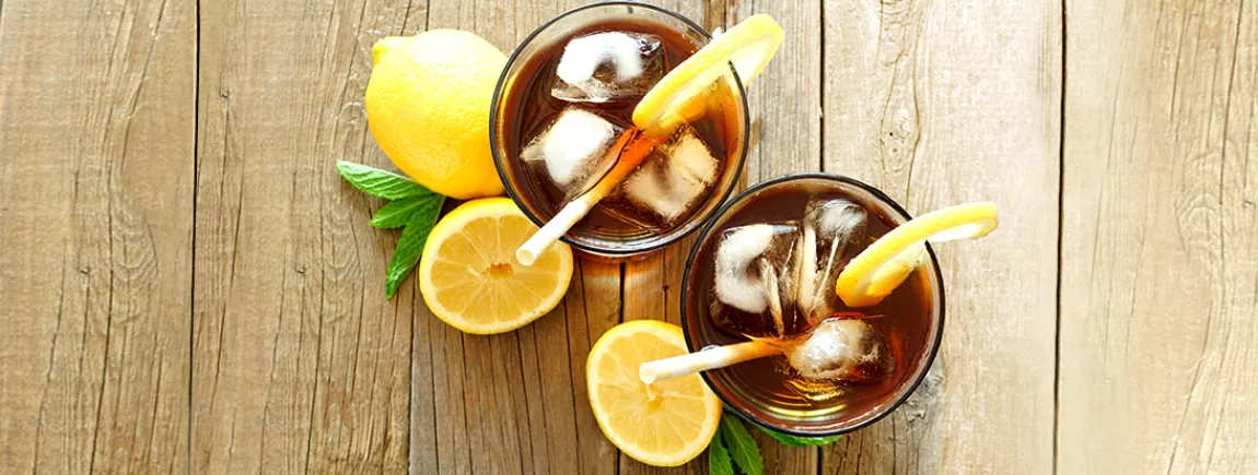 Cet été, plongez dans le thé glacé ! Deux verres de thé glacé disposés sur une table