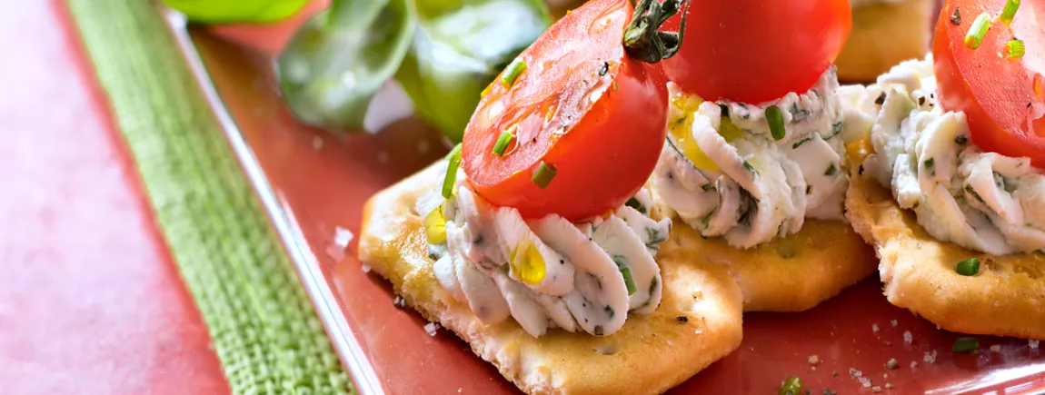 Tartines de TUC® Break, fromage aux herbes et tomates cerise Tartine de TUC® Break, fromage aux herbes et tomates cerise